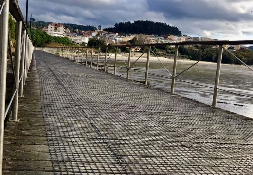 Miño finaliza a instalación da malla antiescorregadiza no paseo da praia dá Ribeira para incrementar a seguridade